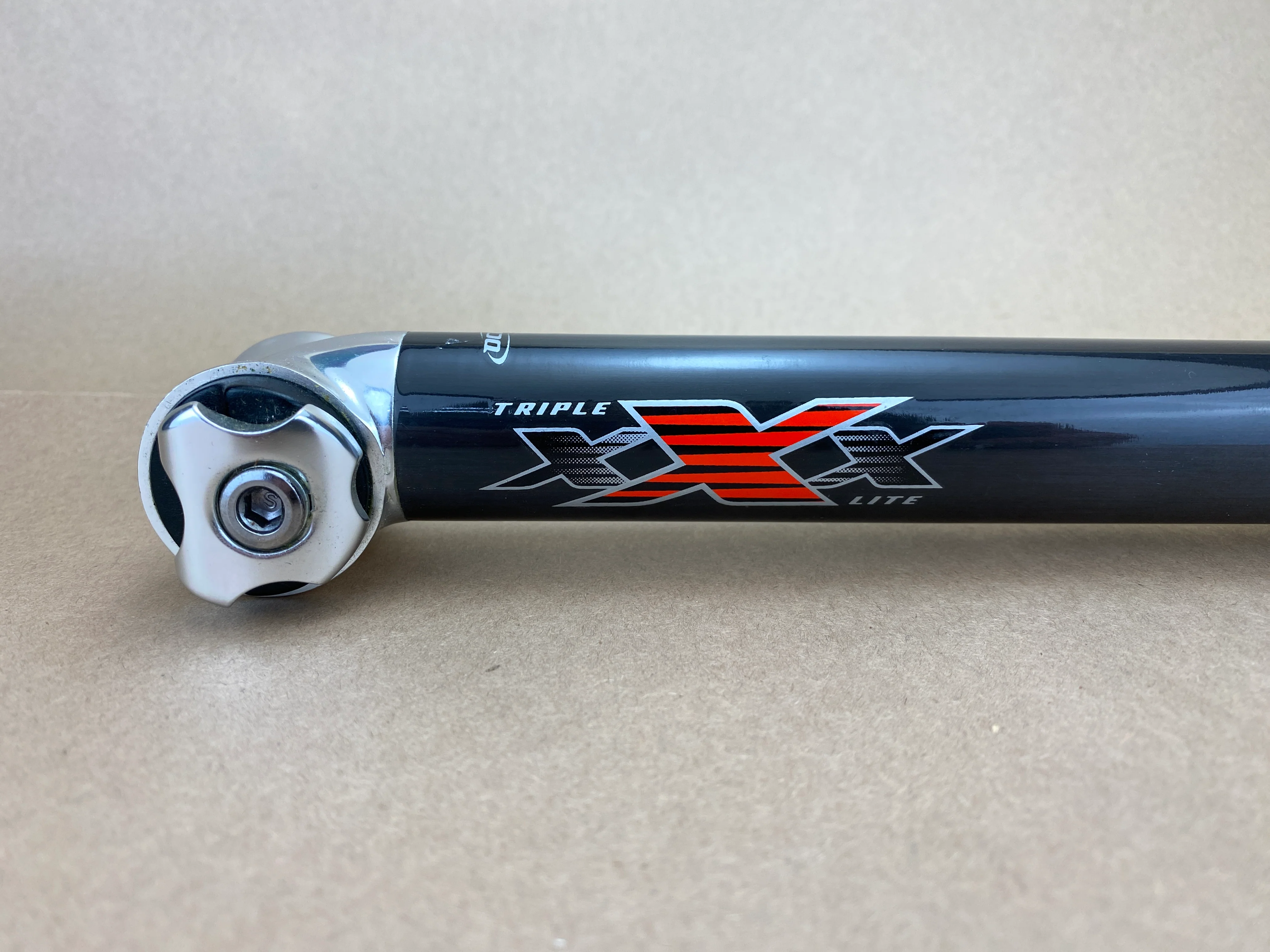 Bontrager XXX Lite Carbon Seatpost 31.6 x 330 - Image 2