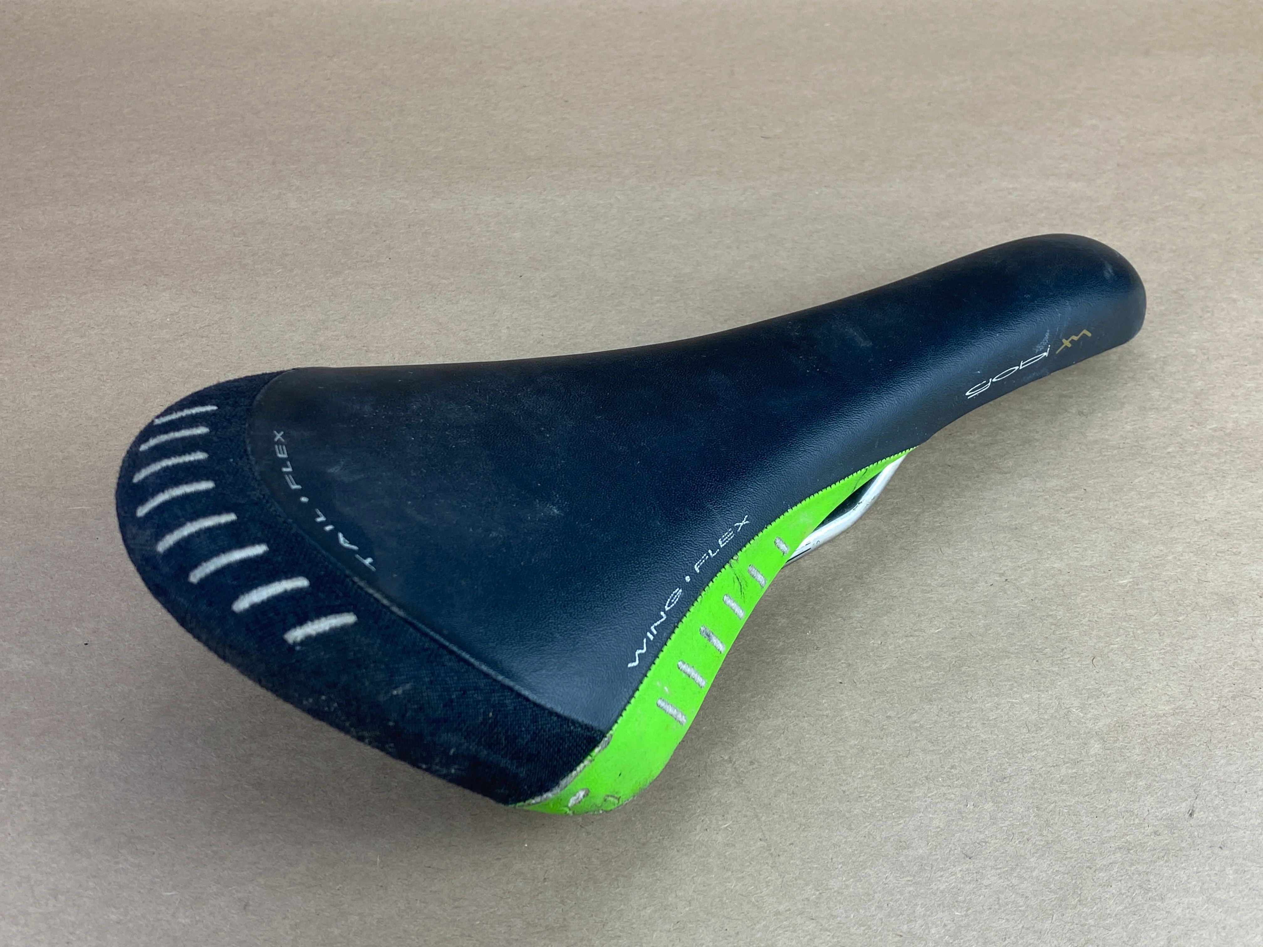 Fizik Gobi MTB Saddle Titanium Rails Neon - Image 3