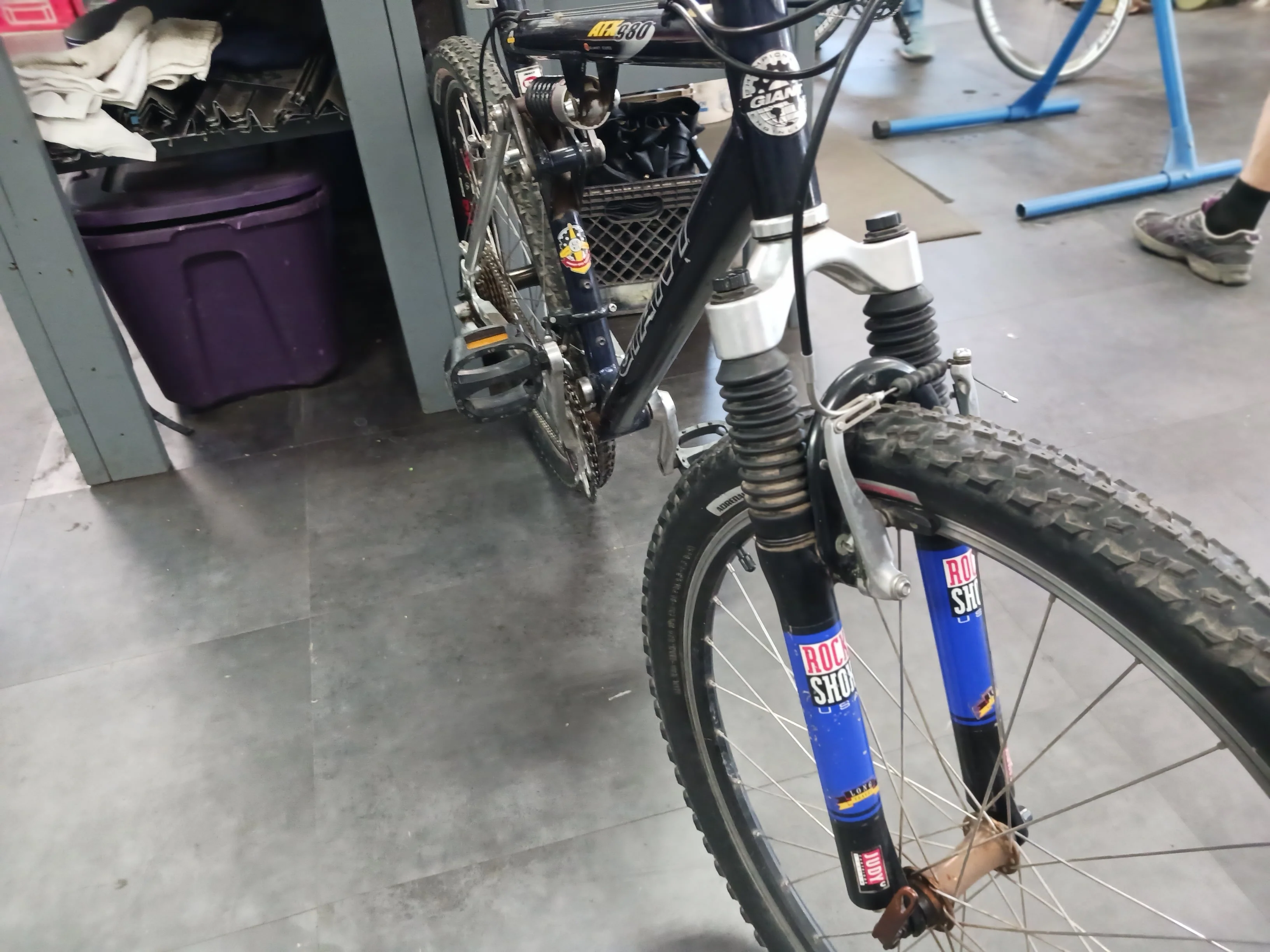 Giant ATX 980 Mountain Bike, Large - Image 3