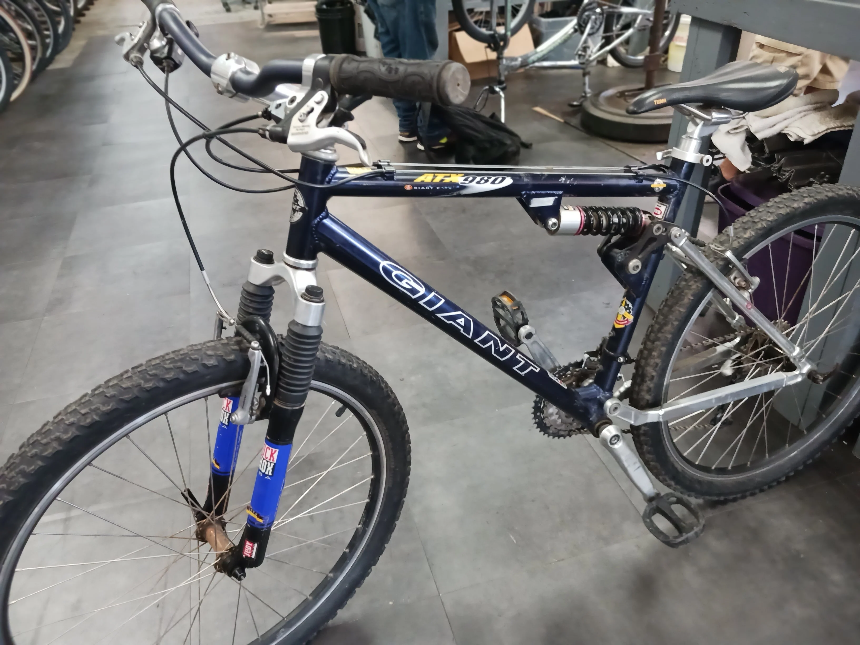 Giant ATX 980 Mountain Bike, Large - Image 9