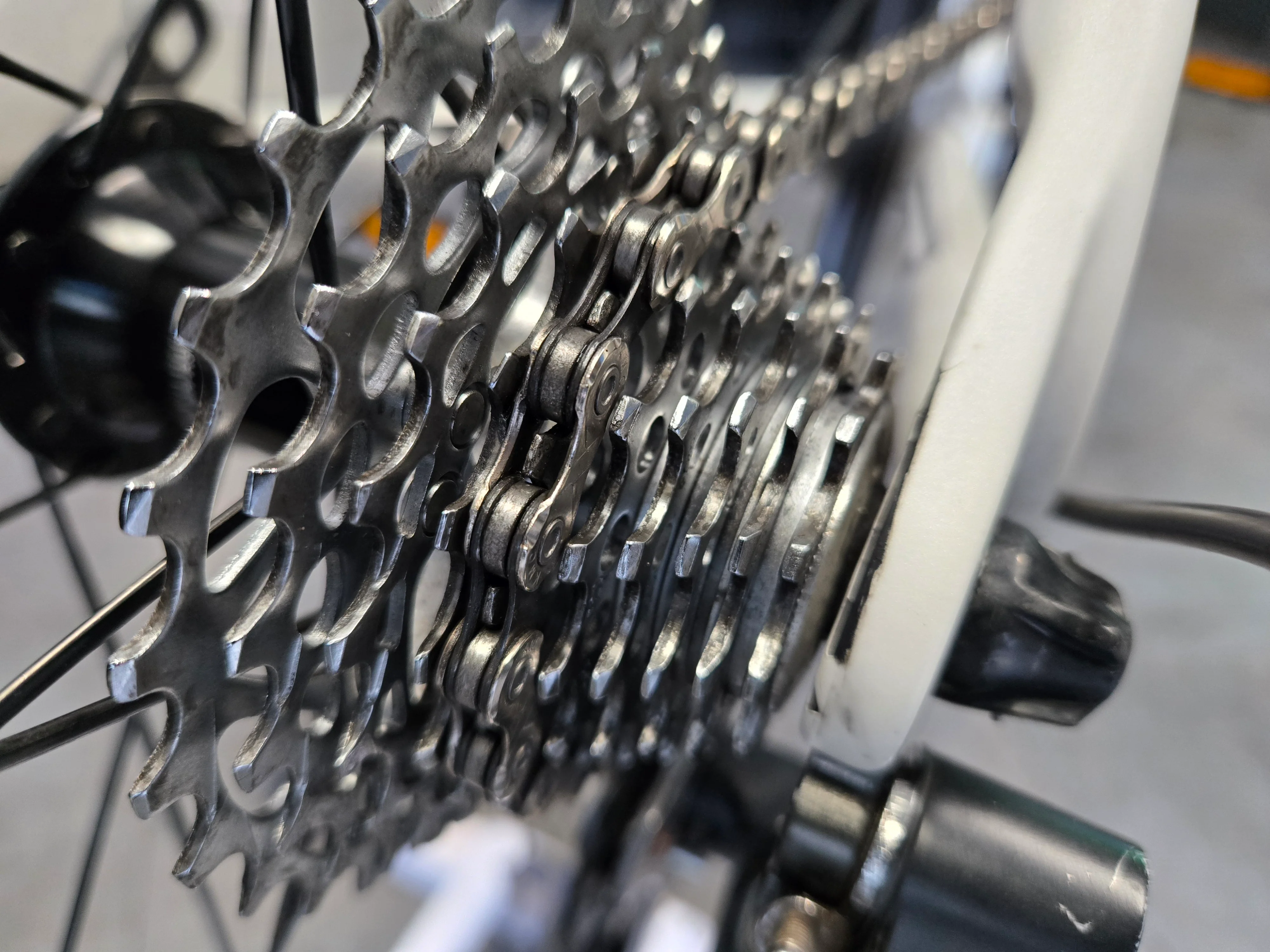 GT Attack, Road Bike 55cm Carbon Shimano 105 - Image 5