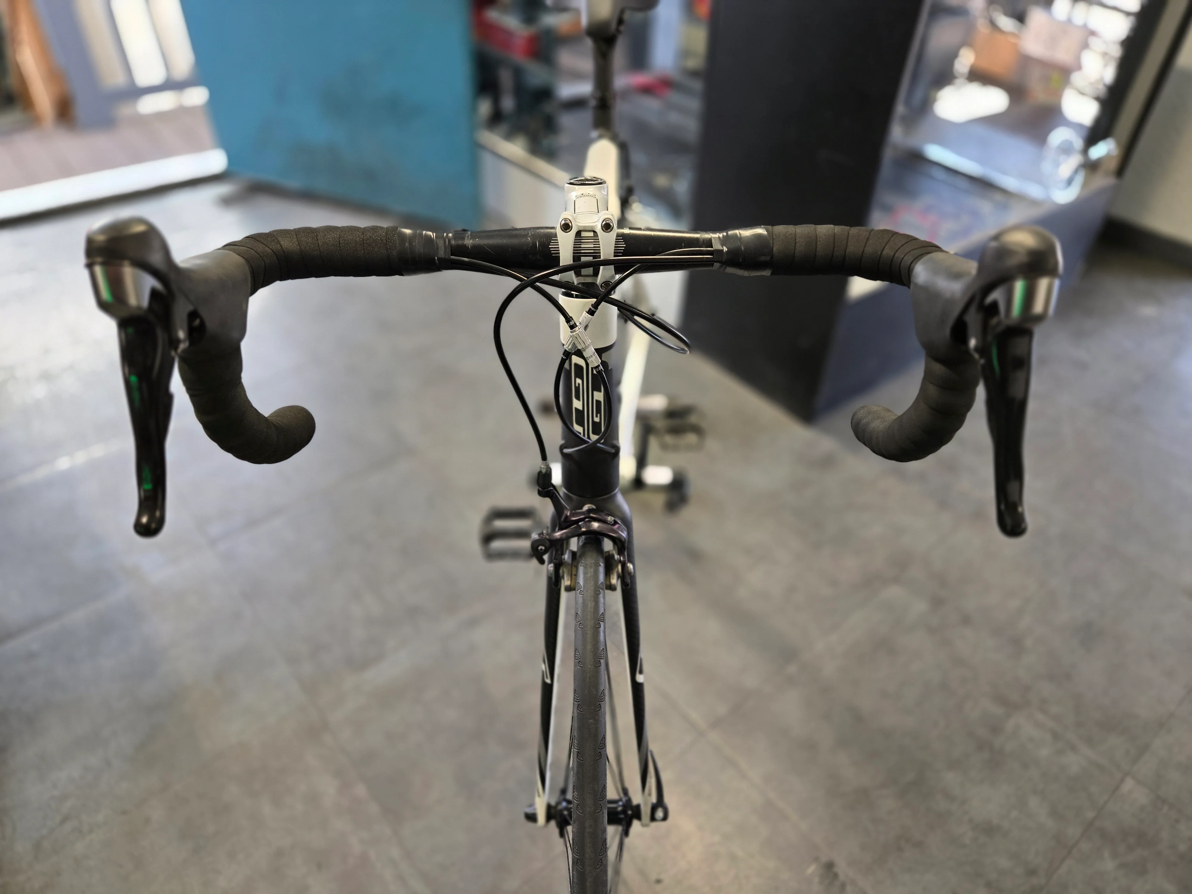 GT Attack, Road Bike 55cm Carbon Shimano 105 - Image 7