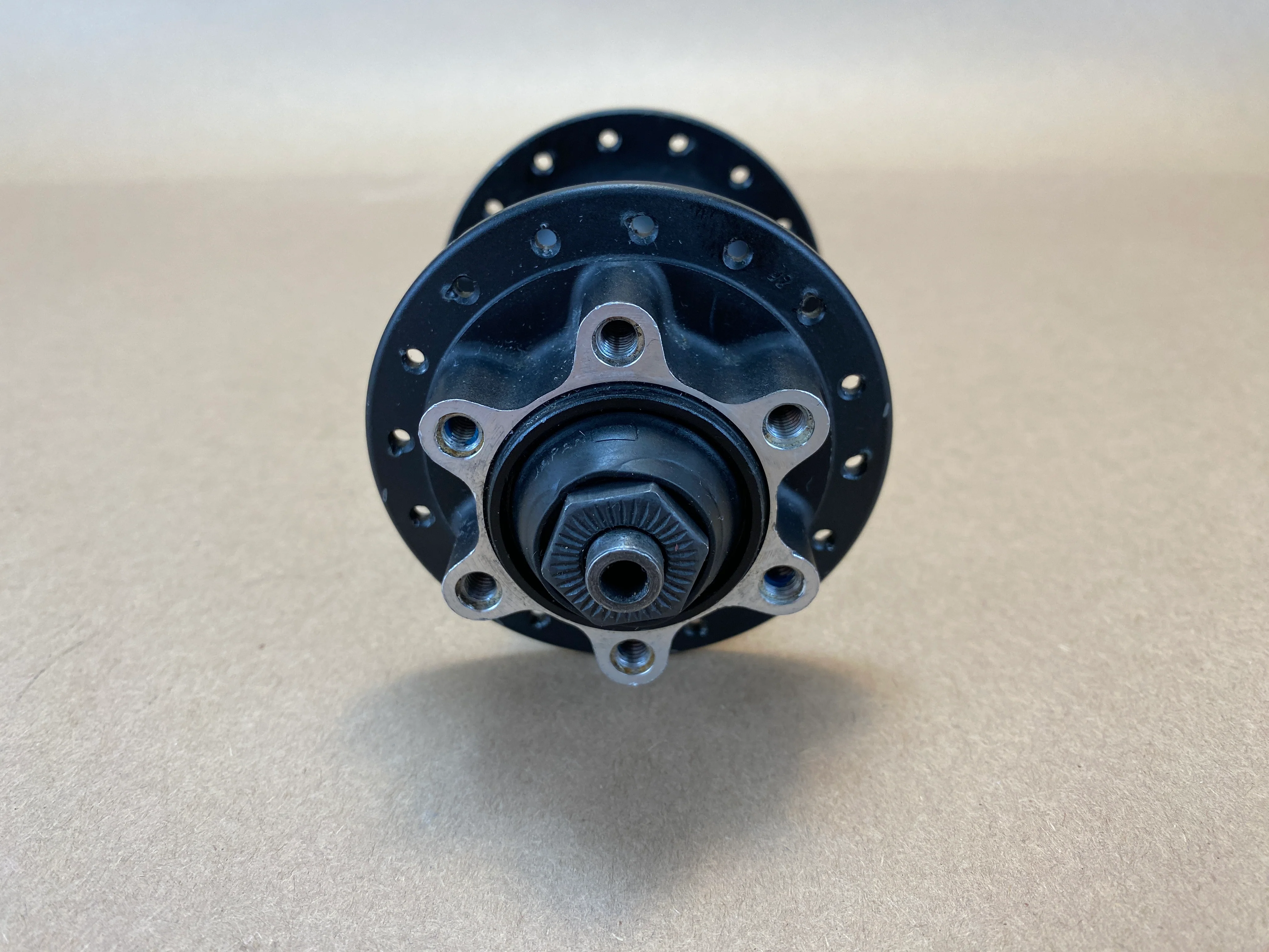Shimano XT M755 Front Hub 6-bolt QR - Image 3