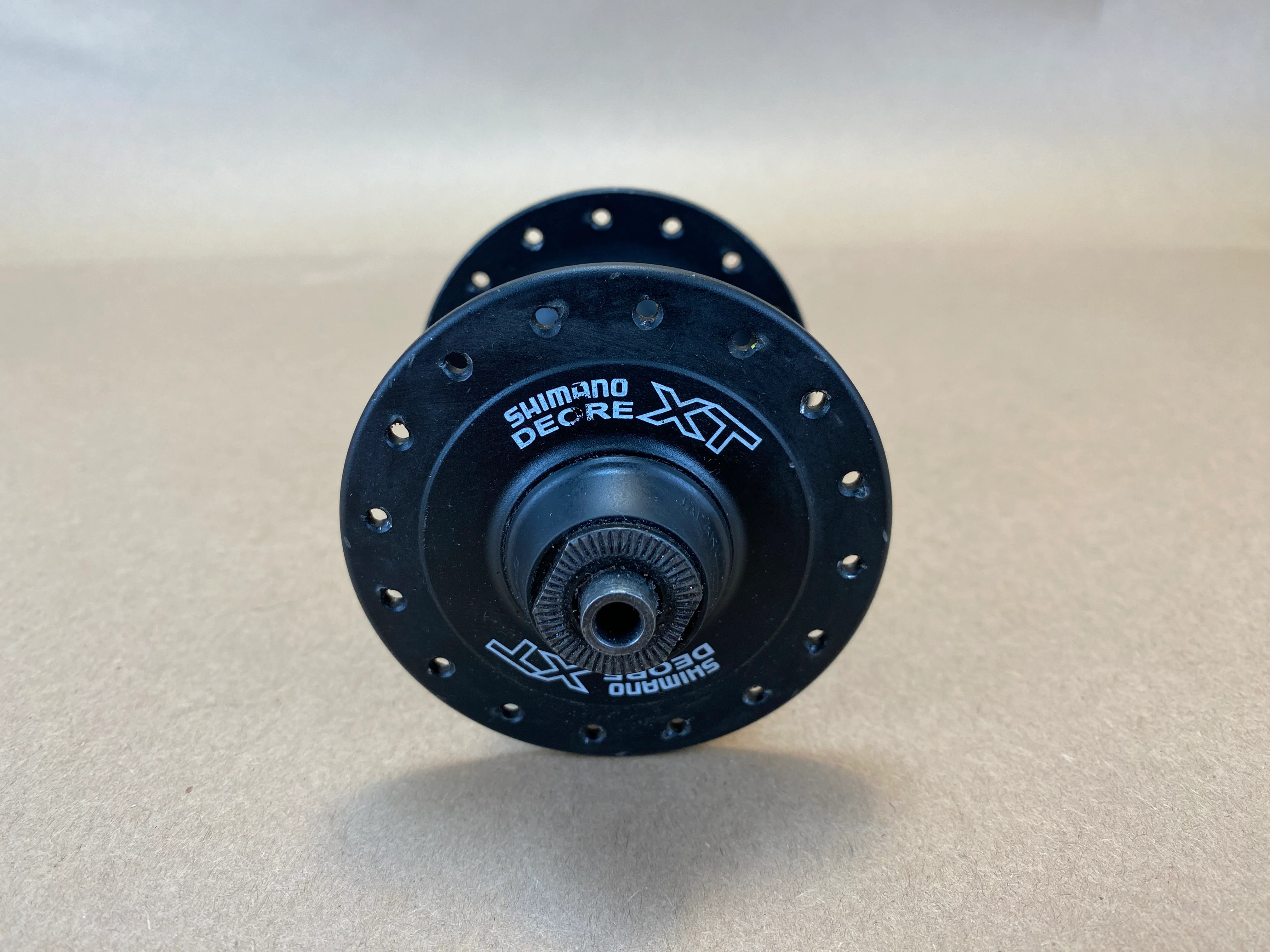 Shimano XT M755 Front Hub 6-bolt QR - Image 4